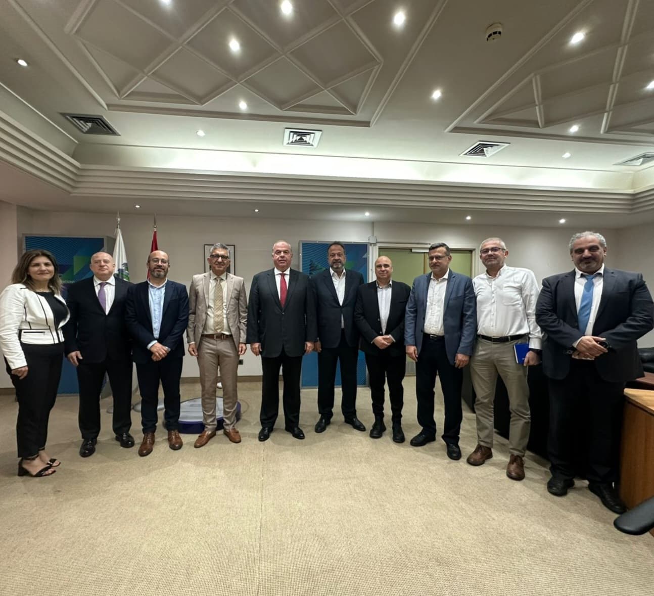 الوزير شارل الحاج يجتمع بوفدٍ قبرصي