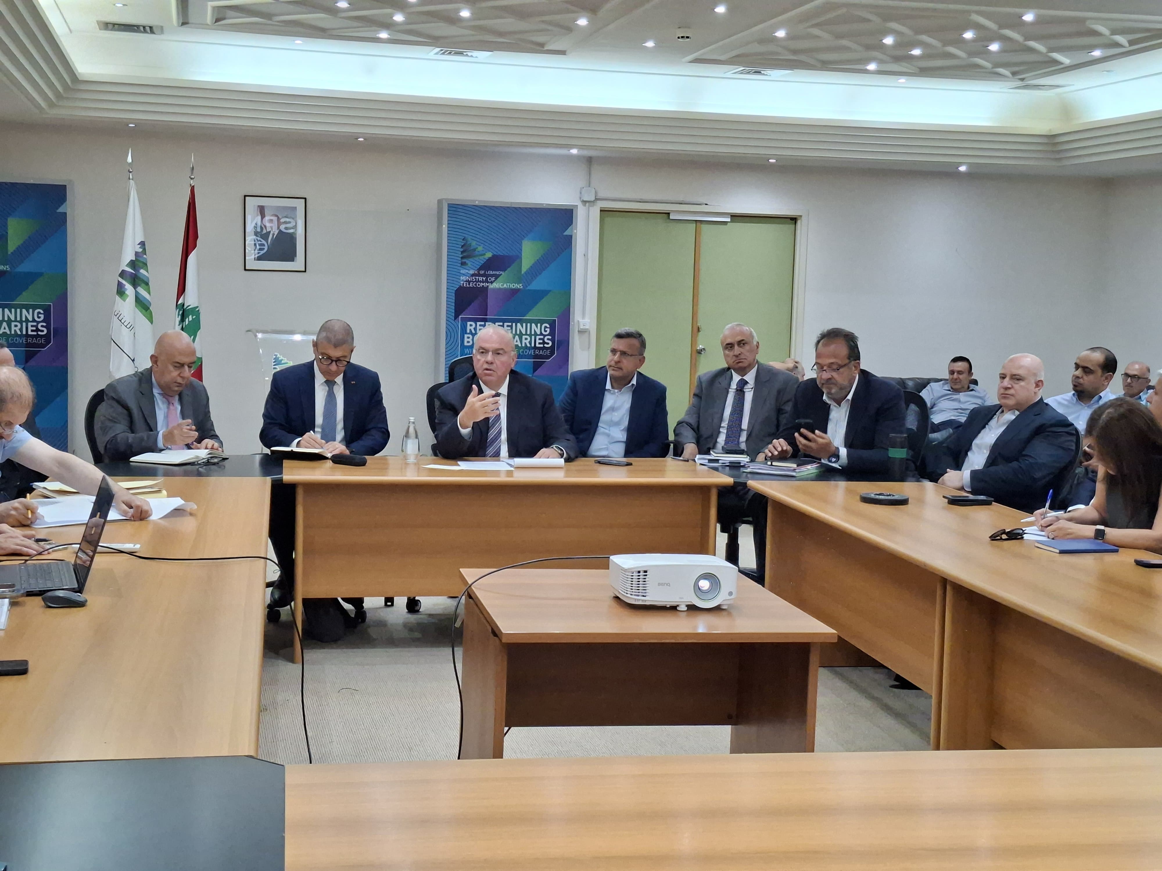 الوزير الحاج يترأّس اجتماعًا مع ممثّلي شركات ناقلي خدمات الداتا